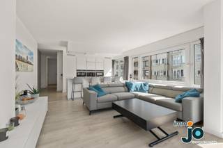 Dit prachtig gerenoveerde hoekappartement  is gelegen op een topligging in het bruisende Oostende, vlak bij het strand, de Zeedijk, het Casino,...