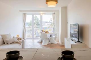 Living in Ghent, with a view of the water and everything within reach? This bright apartment on the Eedverbondkaai combines comfort, character, and...