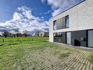 Prachtige woning te huur in Roksem gelegen in een nieuwe woonwijk. Het huis beschikt over 3 slaapkamers, een grote leefruimte en grote tuin...