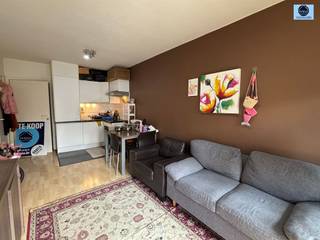 <p><span>GOED GELEGEN 1-SLAAPKAMER APPARTEMENT IN DE NABIJHEID VAN OPENBAAR VERVOER</span></p><p><span> Vraagprijs : 189.000 euro</span></p><p><span> </span></p><p><span>Dit appartement is zeer goed gelegen in de nabijheid van openbaar vervoer, scholen en winkels.</span></p><p><span> </span></p><p><span>Het appartement bevindt zich op de 2de verdieping. Lift aanwezig!!</span></p><p><span> </span></p><p><span>Het appartement heeft de volgende indeling : open keuken, eetruimte en living en een kleine bureauruimte. </span></p><p><span>Verder treft u nog de slaapkamer en badkamer met douche, lavabo en toilet.</span></p><p><span> </span></p><p><span>Er is een klein balkon aanwezig aan de achterkant van het gebouw.</span></p><p><span> </span></p><p><span>Het appartement wordt verwarmd met elektriciteit en beschikt over dubbele beglazing in het hout.</span></p><p><span> </span></p><p><span>Wordt momenteel verhuurd.</span></p><p><span> </span></p><p><span>Voor info of bezoek bel : 0472/29.25.04 of stuur een email naar louis@svena.be</span></p><p><span> </span></p><p><span>Deze gegevens zijn louter informatief en wij kunnen niet aansprakelijk gesteld worden voor eventuele onjuistheden. </span></p><p><span>De bewoonbare oppervlakte is slechts indicatief.</span></p><p><span> </span></p><p><span> </span></p>