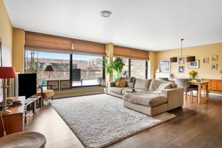 Uniek duplex appartement in het groen, in het hart van Mariaburg, BrasschaatOntdek dit prachtige duplex appartement, uniek gelegen op een...