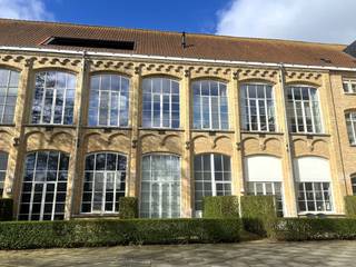 gelegen in het prachtige 't Keizershof op de 1ste verdiepingin duplexalles nieuw, modern en instapklaar, met lichtarmaturen en gordijnenomvattende...