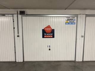 Gesloten, ruime garagebox te koop op een centrale locatie (op 5 min. wandelen van het strand); * Gelegen op verdieping -1 van residentie Symfonie; *...