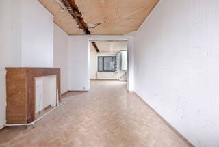 LAEKEN, vlak bij metrostation Bockstael en Tour & Taxis, biedt dit vastgoedcomplex een uitzonderlijke opportuniteit met ongeveer 530 m² atelier- en opslagruimte, verdeeld over drie verdiepingen, aangevuld met ±35 m² kantoorruimte aan de straatzijde, een garage en een binnenkoer.
Dankzij de ruime oppervlaktes, de functionele indeling en de vlotte bereikbaarheid is dit pand ideaal voor een ambachtelijke activiteit, productieatelier, opslagruimte, showroom of een herontwikkelingsproject (onder voorbehoud van de nodige stedenbouwkundige vergunningen).
Vrij bij akte, vormt dit eigendom een zeldzame kans voor ondernemers en investeerders die op zoek zijn naar een pand met tal van exploitatiemogelijkheden.