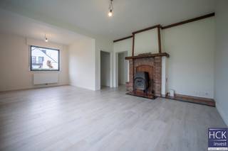 De liggingDeze woning is uitstekend gelegen, in een rustige en residentiële omgeving doch met optimale verbindingen. De markt van Waregem, voorzien...