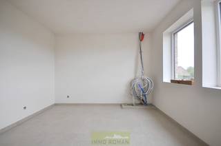 In het <strong>rustig gelegen</strong> Amougies ligt deze prachtige nieuwbouw, perfect gecombineerd met rust, comfort en een toplocatie. Alle voorzieningen zoals winkels, scholen en openbaar vervoer zijn dichtbij, en de woning ligt centraal tussen <strong>Avelgem, Kluisbergen en Ronse</strong>.<br /><br /><strong>Indeling van de woning:</strong>
<ul>
<li>Gelijkvloers: inkomhal, gastentoilet, ruime woon- en eetkamer, keuken, berging/wasplaats en<strong> carport</strong></li>
<li>Eerste verdieping: overloop met ruimte voor bureau of dressing, badkamer en <strong>3 zeer ruime slaapkamers!</strong></li>
</ul>
<strong>Kenmerken</strong>: Ventilatiesysteem D, regenwater, warmtepomp, vloerverwarming, <strong>inspraak in materiaalkeuze</strong>: sanitaire toestellen, keukenmeubilair, keuken toestellen, vloeren... <strong>Deze woning kan tevens casco aangekocht worden.</strong><br /><br />Wonen hier betekent genieten van moderne luxe in een rustige omgeving, met prachtige vergezichten op de Kluisberg.<br />Meer info of een bezoek plannen? Contacteer Kyamo De Smet op 0479 06 13 71.