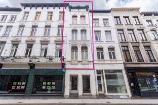 De locatie:<br />Dit charmante en gerenoveerde huis is fantastisch gelegen aan de Sint-Katelijnevest, in het historische hart van Antwerpen. Hier woont u op wandelafstand van de bruisende Meir, de gezellige Groenplaats en tal van restaurants en cafés, theater etc,.. werkelijk ideaal voor elke levensgenieter. Door het openbaar vervoer in de straat en in de nabije omgeving , scoren we hier een hoge mobiscore van 9,3/10.<br /><br />De indeling:<br />De indeling van de woning is praktisch en aangenaam opgevat. Op de eerste verdieping bevindt zich de volledig ingerichte leefkeuken waar u de woning binnenkomt, stijlvol afgewerkt met zwarte tegels, die een moderne en tijdloze uitstraling geven aan de ruimte. Aansluitend is er een gezellige eetplaats waar u comfortabel kan tafelen met familie en vrienden. <br />Op de tweede verdieping vindt u de leefruimte met een prachtige houten vloer die meteen een huiselijk gevoel creëert. <br />Op de 3e verdieping bevindt zich een grote slaapkamer en tevens de badkamer, uitgerust met een douche, een lavabo en voorzien van aansluiting en plaats voor een wasmachine. <br />De 4e verdieping biedt ruimte voor een tweede ruime kamer, ideaal als kinderkamer, extra slaapkamer of bureau.<br /><br />Dit herenhuis is de ideale gezinswoning voor wie centraal en toch comfortabel wil wonen in het bruisende hart van Antwerpen.<br /><br />Bijzonderheden:<br />Momenteel verhuurd aan € 983,17 (huidige huurder kan opgezegd worden voor eigen gebruik)<br />Mooie lichtinval op elke verdieping<br />Op het gelijkvloers is er een praktische fietsenberging<br />Elektrische keuring blanco, asbestvrij<br />Lage maandelijkse kosten, lage onroerende voorheffing<br />De woning werd in 2015 totaal gerenoveerd.<br /><br />Verplichte vermeldingen:<br />Gunstige EPC score: 286 kW/m²<br />Stedenbouwkundige inlichtingen in aanvraag<br />P score D, G score C