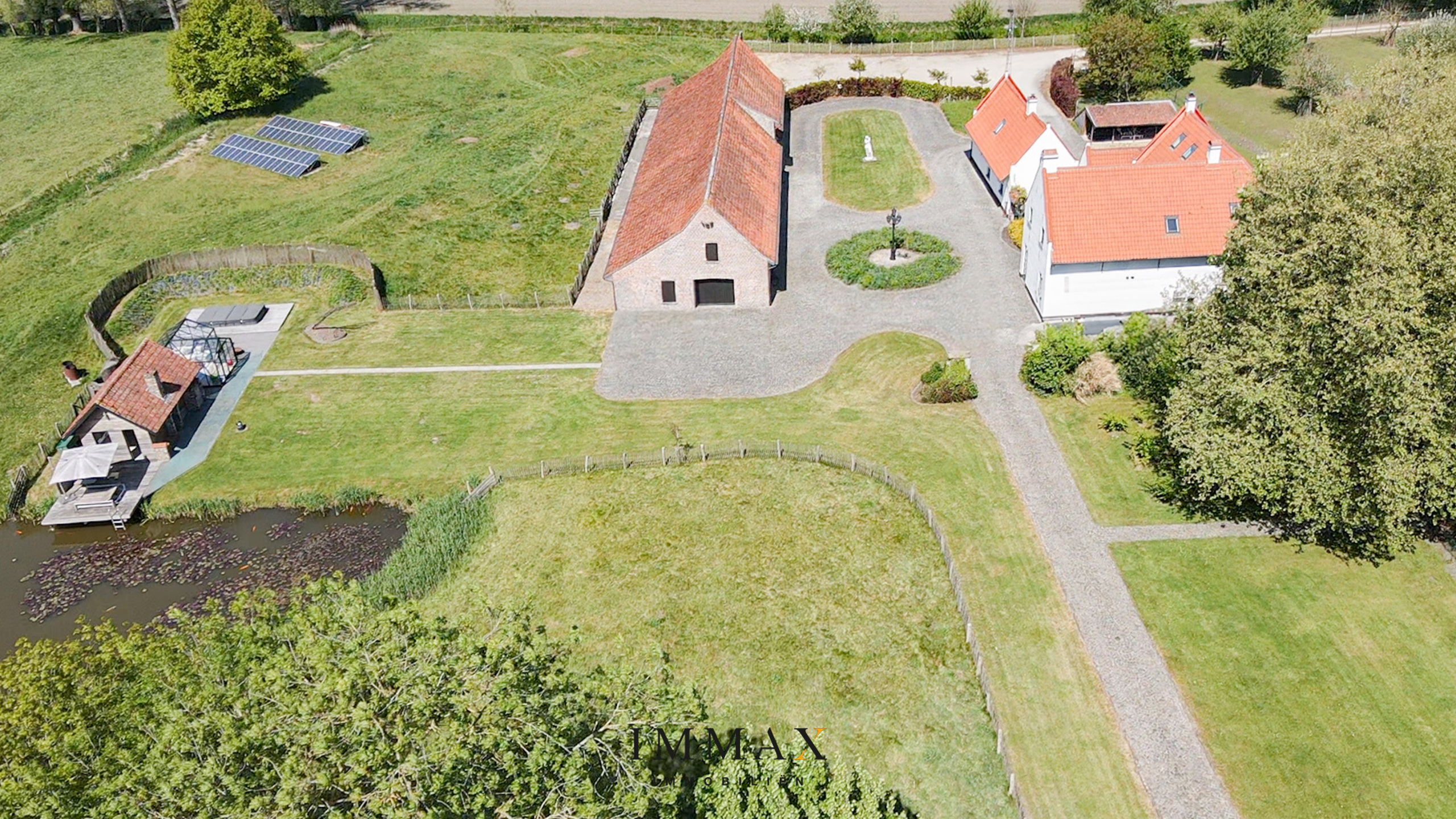 Authentiek landhuis met een aansluitende woonst, alleenstaande schuur gelegen in alle privacy - foto 1