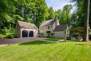 INSTAPKLARE VILLA MET KARAKTER EN PRIVACY IN HET GROENE DENNENDAALGelegen in het rustige en residentiële Dennendaal vinden we deze instapklare villa,...