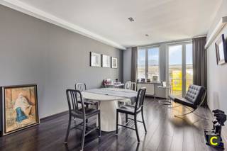 <p><span>Energiezuinig en instapklaar 1 à 2 slaapkamer appartement op toplocatie!</span><span><br /></span><span>Dit charmant appartement met EPC A bevindt zich op de 5de verdieping van een goed onderhouden gebouw te midden van 't Stad. Op deze droomlocatie kan u volop genieten van het bruisende stadsleven op een boogscheut van alle "hotspots" (Meir, 't Zuid, 't Eilandje, Stadspark,...). Kortom, de ideale uitvalsbasis in centrum Antwerpen waar kwalitatief wonen hand in hand gaat met een mooie "work-life balance". Het appartement is beschikbaar bij akte, ideaal voor eigen bewoning, maar biedt ook een mooie kans om zorgeloos te investeren.</span></p><p><span><br /></span><span>Inkom-/nachthal, leefruimte & keuken:</span></p><p><span>Via de aparte inkomhal komt u bij de charmante leefruimte met open keuken. De grote HR++ raampartijen brengen het natuurlijk licht binnen en accentueren het ruimtegevoel. De inbouwspots en de wandverlichting zorgen voor extra sfeer en gezelligheid. De keuken ligt op onderhoudsvriendelijke tegelvloer en voorziet in een gasvuur, dampkap, oven, koelkast en vriezer. Het open karakter staat u toe steeds in contact te staan met uw gasten, familie en vrienden.</span></p><p><span> </span></p><p><span>Slaapkamers, badkamer, toilet & wasruimte:</span></p><p><span>Officieel telt het appartement één ruime slaapkamer van 13,5m². In de nachthal vindt u nog een polyvalente ruimte (7m²) die perfect kan dienen als 2de slaapkamer, dressing, bureau, kinder-; logeer of hobbykamer. De rustieke badkamer is geheel betegeld en omvat een ligbad, douche en dubbel wasmeubel, Het toilet met handenwasser is apart. Bovendien is er ook nog een grote wasruimte die de nodige aansluitingen alsook de HR condensatieketel herbergt. Overigens ideaal om het kuisgerief en uw proviand op te bergen. </span></p><p><span><br /></span><span>Balkon, autostaanplaats & fietsberging:</span><span><br />Het balkon aan de voorzijde is zuidgericht, aangenaam om even een frisse neus te halen en in de zomermaanden te genieten van de laatste zonnestralen, al dan niet vergezeld van een sprankelend aperitief. In een stadsomgeving vormt de ondergrondse staanplaats een ware luxe, deze dient bij aangekocht te worden (€ 30.000). Ook de gemeenschappelijke fietsberging is een belangrijke troef.</span></p><p><span><br /></span><span>Extra troeven:</span></p><p><span>- Toplocatie (Mobiscore 9,6/10)</span></p><p><span>- EPC A - 84</span></p><p><span>- HR++ ramen</span></p><p><span>- HR condensatieketel</span></p><p><span>- Dak- en gevelisolatie</span></p><p><span>- Asbestveilig</span></p><p><span>- Individuele meters (excl. water)</span></p><p><span>- Beperkte maandelijkse lasten<br />- Autostaanplaats</span></p><p><span>- Fietsberging</span></p><p><span> </span></p>