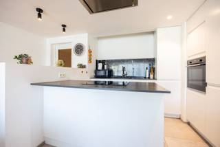 Bent u op zoek naar een volledig gerenoveerd gelijkvloers appartement met 3 slaapkamers en een tuin? Dan stellen wij graag dit appartement aan u voor! <br /><br />Indeling:<br />U komt binnen in de woonkamer met open keuken die volledig gerenoveerd is met de nodige toestellen. Centraal is er de moderne badkamer met inloopdouche, dubbele lavabo verwerkt in een badkamermeubel en handdoekradiator. Voor de badkamer is er een aansluiting voor een wasmachine en/of droogkast. Er is een apart toilet voorzien. Achteraan zijn er drie slaapkamers, waarvan de kleinste slaapkamer doorgang geeft aan de tuin (70m²) achteraan. <br />Ligging:<br />De ligging is een echte troef. Voor de deur stopt tram 5 (momenteel omgedoopt tot tram A9), die u in slechts 20 minuten naar het historisch hart van Antwerpen brengt. Het eigendom ligt op een wandelafstand van de Bremweide, het Ertbruggebos, Park Groot Schijn en het Rivierenhof. Verder vindt u verschillende winkels, apotheek, horeca… binnen handbereik!<br />Pluspunten:<br />- Centrale ligging <br />- Meerdere slaapkamers<br />- Volledig gerenoveerd<br />- Grote tuin van 70m²<br /><br />Voor meer informatie kan u One vastgoed steeds bereiken op volgend nummer 03 360 85 30.