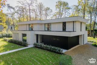 <p><span>Moderne villa, afgewerkt met luxueuze en kwalitatieve materialen met o.a. vier slaapkamers, twee ingerichte badkamers en dubbele inpandige garage, residentieel gelegen nabij het centrum van Kalmthout – Heide, op een zuid gericht perceel van ca. 4.478 m². </span></p><p><span> </span></p><p><span>INDELING</span></p><p><span> </span></p><p><span>Gelijkvloers: </span></p><p><span>Bij binnenkomst betreedt u de inkomhal met een gastentoilet en vestiaire. De ruime leefruimte van ca. 66 m² is verdeeld in een eet- en zitruimte met een sfeervolle gashaard en een open keuken. Het overdekte terras is bereikbaar vanuit zowel de keuken als de leefruimte. Grote raampartijen zorgen voor veel lichtinval en bieden een prachtig uitzicht over de tuin. Aangrenzend aan de keuken vindt u een bijkeuken/wasplaats met aansluitingen voor een wasmachine en droogkast, die tevens toegang biedt tot de dubbele inpandige garage van ca. 42 m². Naast de garage bevindt zich een technische ruimte. Aan de voorzijde van de woning is er een bureau van ca. 23 m². </span></p><p><span> </span></p><p><span>1e verdieping: </span></p><p><span>Via de trap bereikt u de eerste verdieping, waar zich de masterbedroom bevindt met een dressing en een ensuite badkamer. Deze is voorzien van een dubbele lavabo, toilet, ligbad, en inloopdouche. Verder zijn er drie ruime slaapkamers op deze verdieping, waarvan één met dressing en twee met ingemaakte kasten. Er is ook een tweede badkamer met een dubbele lavabo, toilet, en inloopdouche. </span></p><p><span> </span></p><p><span>Kelder:</span></p><p><span>Er is overal kruipruimte aanwezig.</span></p><p><span> </span></p><p><span>Tuin: </span></p><p><span>De villa is omgeven door een zuid gerichte tuin met een oppervlakte van ca. 4.478 m². </span></p><p><span> </span></p><p><span>Bijzonderheden:</span></p><p><span>- De woning is zeer energiezuinig: verwarming middels geothermische warmtepomp met vloerverwarming.</span></p><p><span>- Zonnescreens</span></p><p><span>- Domotica </span></p><p><span> </span></p><p><span> </span></p><p><span> </span></p>