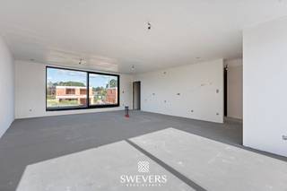 Voor meer info en foto’s, surf naar www.swevers.be – PROJECT MINERA - Aan de Koolmijnlaan 69 bus 1.1 in Houthalen vindt u dit instapklare nieuwbouwappartement met een bewoonbare oppervlakte van 100,3 m². Het project wordt opgeleverd in 2026/2027 en combineert een hedendaagse afwerking met een praktische indeling en een centrale ligging. Het appartement beschikt over twee slaapkamers, een grote open leefruimte en twee ruime terrassen (14m² en 19m²). De leefruimte van 20 m² biedt voldoende plaats voor een gezellige zithoek en sluit rechtstreeks aan op de ruime keuken en eetplaats van 26 m². Dankzij deze open indeling vormen koken, tafelen en ontspannen één aangenaam geheel. Het appartement beschikt over twee slaapkamers, een praktische badkamer en wasplaats. Daarnaast beschikt het gebouw over een lift, zonnepanelen en warmtepomp. De kelder biedt parkeerplaatsen en extra bergingen die optioneel bij aan te kopen zijn. De ligging is bijzonder praktisch: winkels bevinden zich op circa 500 meter, openbaar vervoer op ongeveer 180 meter en de snelwegen op slechts 1,5 km. Scholen, restaurants en ontspanningsmogelijkheden liggen op ongeveer 2 km. Voor meer informatie, bel 011 255 155. Prijs exclusief 21% BTW en exclusief andere belastingen en toeslagen: 269.000 euro - Prijs inclusief 21% BTW, exclusief andere belastingen en toeslagen: 312.470 euro