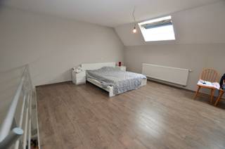 Recent gebouwd woonhuis bestaande uit twee individuele appartementen met ruime garage en zonnige tuin. Eventueel geschikt als KANGOEROE-woning. <br /><br />Indeling: <br /><br />* gelijkvloers: inkomhall, tellers, zeer ruime garage (40m²) met elektrische poort, terras (6x4m), grote zonnige tuin (8x20m), afzonderlijk toilet.<br /><br />* eerste verdiep: inkomhall, berging met wasplaats, afzonderlijk toilet, woonkamer met open ingerichte keuken, 1 slaapkamer, badkamer met inloopdouche en wastafel. <br /><br />* tweede verdiep: inkomhall, berging met wasplaats, afzonderlijk toilet, woonkamer met open keuken, fitnessruimte of kamer, grote mezanine met slaapkamer (32m²), badkamer met inloopdouche en wastafel, zolder. <br /><br />- Afzonderlijk tellers (W,E,G)<br />- Regenwater 10.000L<br />- Individuele centrale verwarming op aardgas<br />- Recent gebouw (2011)<br />- Elektriciteit CONFORM.