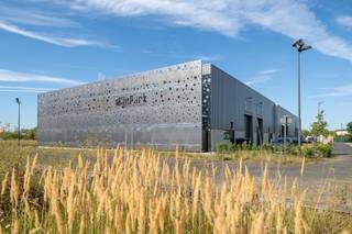<p><span>De nieuwe bedrijvencampus <strong>"MIJNPARK"</strong> is gelegen op het industrieterrein Centrum-Zuid vlakbij de op- en afrit 29 van de E314 (Aken - Heerlen - Brussel), in het hart van Limburg.<br /><br />Op dit voormalig mijnterrein worden <strong>30</strong> duurzame en kwalitatieve KMO-units/showrooms/kantoren gebouwd met het oog op energie-efficiëntie. </span><span>Een combinatie van polyvalente en compacte panden zorgt voor een verscheidenheid aan oppervlaktes, gaande <strong>van 150m² tot 1900m²</strong>. <br /></span></p>
<p>Duurzaamheid staat centraal op deze bedrijvencampus. Duurzaamheid in de realiteit brengen is een complex verhaal, dat je niet met één modewoord kan vatten. <span>Om de ambitie van de ontwikkelaar kracht bij te zetten, zullen de gebouwen van de Mijnpark Bedrijvencampus </span><strong>BREEAM-gecertificeerd</strong><span> zijn. Dit internationaal systeem meet, beoordeelt en quoteert de duurzaamheid van de gebouwen, en houdt daarbij rekening met een 90-tal parameters. </span>Om hieraan te voldoen zijn alle panden voorzien van alle <strong>technieken.</strong><br /><br /><span>Deze unit heeft een oppervlakte van <strong>384m²</strong> op een terrein van <strong>662m²</strong> en heeft <strong>zes </strong>parkeerplaatsen voor de deur. De units worden instapklaar opgeleverd, voorzien van alle technieken zoals <strong>elektriciteit, LED-verlichting, verwarming, warmtepomp en zonnepanelen.</strong><br /><br />KENMERKEN UNIT:<br />- oppervlakte: <strong>384m²</strong><br />- parkeerplaatsen: <strong>6</strong><br />- staalstructuur met geïsoleerde wanden en dak<br />- sectionaalpoort 4m x 4m<br />- technieken: elektriciteit, LED-verlichting, verwarming, warmtepomp en zonnepanelen<strong><br />Optioneel kan er nog 50 of 100m² afgewerkte kantoren voorzien worden!</strong><br /></span><strong><br /></strong><span>Kortom, een ideale ontwikkeling voor ondernemers die op zoek zijn naar een kwalitatieve werk- of opslagplaats en daarbij belang hechten aan een goede locatie en duurzame gebouwen met uitstraling. </span><br /><span><br />Meer info: +32 (0)11 39 90 50 of info@jansenrealestate.be.</span></p>