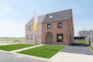 Ontdek deze volledige afgewerkte woning in Aartrijke. Hier hoef je geen keuzes meer te maken voor keuken, badkamer of vloerafwerking. Alles werd zorgvuldig geselecteerd en professioneel afgewerkt, zodat jij straks zorgeloos kunt verhuizen.
Deze charmante halfopen woning heeft 4 ruime slaapkamers, een ruime woon- en eetkamer met open keuken en grote ramen, die zorgen voor een optimale lichtinval en een mooie verbinding met de west-georiënteerde tuin.
Dankzij de kwalitatieve afwerking en energiezuinige technieken geniet je vanaf dag één van aangenaam en comfortabel wonen. Met een E-peil van 10, een lucht-waterwarmtepomp, ventilatie C+ en zonnepanelen is deze woning klaar voor de toekomst en hou jij de energiefactuur onder controle.
Hier woon je rustig, in een nieuwe woonbuurt aan de rand van het centrum, op een boogscheut van Brugge.
Een kijkje nemen? Je vindt de ingang van deze woonbuurt ter hoogte van Aartrijksestraat 117B.
Contacteer nieuwbouwadviseur Kristof voor meer info.