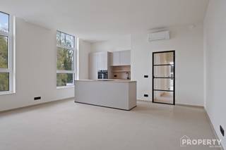 <p><span>Kom en ontdek dit prachtig appartement op zaterdag 25 april tussen 10 en 14.00 uur.</span></p><p><span>Ruim en instapklaar twee-slaapkamer-appartement met zonnig terras (28 m²) in Rumbeke</span></p><p><span>Het appartement werd volledig gerenoveerd in 2026 en biedt een hedendaags wooncomfort gecombineerd met een praktische indeling. De lichtrijke leefruimte sluit mooi aan op de open, volledig ingerichte keuken, wat zorgt voor een aangename en moderne woonbeleving.</span></p><p><span>Er zijn twee volwaardige slaapkamers en een verzorgde badkamer uitgerust met een comfortabele instapdouche. Absolute troef is het ruime terras van maar liefst 28 m², waar u in alle rust kan genieten van het buitenleven.</span></p><p><span>Verder beschikt het appartement over een handige berging, een privatieve kelderruimte, een carport en een extra parkeerplaats.</span></p><p><span>Met een EPC-score B en conforme elektriciteit is dit appartement niet alleen energiezuinig, maar ook volledig instapklaar.</span></p><p><span>Ideaal voor eigen bewoning of als interessante investering op een strategische locatie.</span></p><p><span> </span></p><p><span>Langskomen? Geef een seintje op <span>info@property-vastgoed.be</span></span><span> of 0476 46 12 87</span></p>