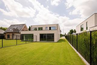 Binnenkort te koop: naar eigen smaak af te werken nieuwbouwwoning in Mariakerke<br /><br />Ligging<br /><br />De woning is gelegen op een perceel van 445 m² in een bijzonder gegeerde woonomgeving, op korte afstand van het centrum van Gent. Dankzij de uitstekende ligging bevinden winkels, scholen, openbaar vervoer,... zich op wandel- of fietsafstand. Bovendien geniet u van een vlotte verbinding naar de belangrijkste invalswegen en autostrades.<br /><br />Indeling<br /><br />Via de inkomhal komt u terecht in de ruime leefruimte met open keuken. Dankzij de grote raampartijen geniet deze ruimte van veel natuurlijk licht en een aangenaam contact met de oostgerichte tuin en het terras.<br />Verder beschikt het gelijkvloers over een apart gastentoilet en een inpandige garage. Voor de woning is bovendien een private parkeerplaats voorzien.<br />Op de verdieping bevinden zich drie volwaardige slaapkamers, twee badkamers en een apart toilet. <br /><br />De woning wordt casco opgeleverd, waardoor u de volledige afwerking zelf kunt bepalen en uw toekomstige thuis volledig kunt inrichten volgens uw eigen stijl, wensen en budget.<br /><br />Deze verkoop valt onder 12% registratierechten, niet onderworpen aan BTW<br /><br /><br />Troeven<br /><br />Gegeerde ligging<br />3 volwaardige slaapkamers<br />2 badkamers<br />Ruime tuin<br />Vrije keuze van afwerking en materialen<br /><br />Een unieke opportuniteit voor wie een energiezuinige nieuwbouwwoning volledig naar eigen smaak wil afwerken op een uitstekende locatie nabij Gent.<br /><br />Wenst u meer informatie? Contacteer Arthur via arthur@immodavinci.be of 0473 90 90 94