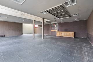 Grote polyvalente ruimte geschikt als kantoor, handel of groepspraktijk met erboven een appartement met 4 slaapkamers nabij E40 te Landegem.<br />Dit ruim pand met groot appartement bevindt zich op een perceel van 812 m² en telt maar liefst 460 m² bruikbare oppervlakte! (exclusief tuin en terrassen)<br />Het pand met parkeerplaatsen is uitermate centraal gelegen, meer bepaald: centrum Landegem Dorp, nabij openbaar vervoer, school en vlak aan belangrijke verbindingswegen.<br />Op het GLV is er een grote ruimte met meerdere mogelijkheden (vb. Kantoor, groepspraktijk, loods, bakker, tearoom, kinderopvang, kantoren, winkel, ...) waarin reeds een extra werkplaats, doucheruimte, keuken, koelcel, tuin, terras en ruime garage is voorzien met oprit en meerdere parkeerplaatsen. <br />Het woongedeelte bevindt zich op de eerste verdieping en telt een oppervlakte van 175 m2. Ze heeft maar liefst 4 slaapkamers en beschikt verder nog over een keuken, badkamer, grote lichtrijke leefruimte met meerdere grote terrassen. Ben je op zoek naar een kantoor, loods, atelier, winkelruimte met woonst erboven, contacteer ons rechtstreeks op 0492/92.92.16 of via mail op klaas@drlvastgoed.be