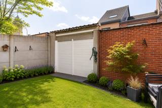 <h2><span>Instapklare gezinswoning met 3 slaapkamers, 2 badkamers en garage</span></h2>
<p><span>Bent u op zoek naar een instapklare woning waar ruimte, comfort en een rustige ligging hand in hand gaan? Dan is deze smaakvol gerenoveerde gezinswoning in Verrebroek absoluut een bezoek waard.</span></p>
<p><span>Deze verzorgde woning werd in 2022 grondig vernieuwd en biedt een hedendaags wooncomfort met een praktische indeling voor het hele gezin. Via de inkomhal betreedt u de aangename leefruimte die geniet van een mooie lichtinval en een gezellige sfeer. Aansluitend bevindt zich de volledig uitgeruste keuken, waar koken en samenzijn centraal staan.</span></p>
<p><span>Met maar liefst drie volwaardige slaapkamers en twee badkamers beschikt deze woning over alle ruimte die een gezin nodig heeft. De flexibele indeling maakt het bovendien mogelijk om een thuiswerkplek, hobbyruimte of logeerkamer te creëren.</span></p>
<p><span>Ook op technisch vlak scoort deze eigendom uitstekend. Zo beschikt de woning over conforme elektriciteit, airconditioning en tal van recente vernieuwingen die bijdragen aan een zorgeloze woonervaring.</span></p>
<p><span>De garage vormt een extra troef en biedt niet alleen plaats voor uw wagen, maar ook bijkomende bergruimte.</span></p>
<p><span>Gelegen in een rustige en aangename woonomgeving geniet u hier van de ideale combinatie tussen landelijk wonen en een vlotte bereikbaarheid. Winkels, scholen, openbaar vervoer en belangrijke verbindingswegen bevinden zich op korte afstand.</span></p>
<h3><span>Troeven:</span></h3>
<ul>
<li><span>Volledig gerenoveerd in 2022</span></li>
<li><span>Instapklaar</span></li>
<li><span>3 volwaardige slaapkamers</span></li>
<li><span>2 badkamers</span></li>
<li><span>Garage</span></li>
<li><span>Airconditioning</span></li>
<li><span>Conforme elektriciteit</span></li>
<li><span>Rustige ligging</span></li>
<li><span>Ideaal voor gezinnen</span></li>
</ul>
<p><span>Een woning waar u zonder zorgen uw intrek kunt nemen en onmiddellijk kunt genieten van alle comfort. Contacteer ons vandaag nog voor een bezoek ter plaatse.</span></p>