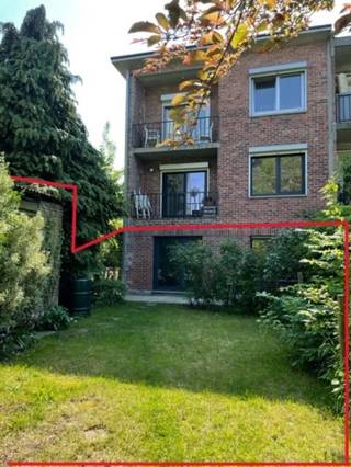 <p>Lichtrijke gelijkvloerse studio van 35 m² in een rustige straat in Sint-Amandsberg, met een privétuin en een grote hobbyruimte/tuinhuis voor je hobby of project. Door de ligging bereik je station Gent-Dampoort op 5 minuten fietsen en het centrum op 10 minuten, terwijl Park Rozenbroeken om de hoek ligt.</p><p>Indeling:<br />- Lichtrijke leefruimte/slaapkamer met raam en deur naar de tuin<br />- Aparte keuken met elektrisch fornuis, oven, spoelbak, dampkap en wasmachineaansluiting<br />- Badkamer met grote douche, lavabomeubel en toilet<br />- Hobbyruimte/tuinhuis van ±24 m²<br />- Noord-Oost gerichte privétuin. Samen met de hobbyruimte een zeldzame troef.<br />- Extra gedeelde bergruimte</p><p>Praktisch:<br />- Maakt deel uit van een kleine appartementsblok met in totaal 3 woonunits<br />- Huurprijs: €850 per maand, plus €10 gemeenschappelijke kosten per maand<br />- Huurwaarborg: 3 maanden<br />- Beschikbaar vanaf 15 november 2026<br />- Niet bemeubeld, sommige meubels kunnen overgenomen worden<br />- Nutsvoorzieningen (water, gas, elektriciteit, internet) sluit je zelf af<br />- Centrale verwarming op gas, EPC D, 316kWh/(m2 jaar)<br />- Parkeren kan in de straat (gratis met een bewonerskaart)</p><p>Bij interesse stuurt u een mail met een korte introductie en uw laatste 3 loonfiches.</p>