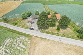 KIJKDAG ZATERDAG 08/08 VAN 10U TOT 12U! (graag vooraf inschrijven) Authentieke hoeve met bijgebouwen en prachtige verzichten in Houtem (Veurne)<br />Op zoek naar een uniek renovatie- of nieuwbouwproject op een uitzonderlijke locatie? Deze authentieke landelijke hoeve in het charmante Houtem, deelgemeente van Veurne, biedt een zeldzame kans voor liefhebbers van ruimte, rust en het landelijke leven. Een enorme troef is dat het eigendom reeds gekend is als zonevreemde woning.<br />De eigendom is volledig te renoveren of mits naleving van de geldende stedenbouwkundige voorschriften, de ideale locatie vormen voor een nieuwbouwproject. De aanwezige bijgebouwen bieden tal van mogelijkheden voor opslag, hobby's, dieren of een combinatie van wonen en werken. Wat deze eigendom echt bijzonder maakt, is de idyllische ligging. Omgeven door open velden geniet u hier elke dag van weidse verzichten, maximale rust en een prachtig uitzicht op het omliggende polderlandschap. Tegelijk bevindt u zich op slechts enkele minuten van Veurne, met een vlotte verbinding naar de kust, de E40 en Frankrijk. Bent u op zoek naar een eigendom waar u uw droomwoning kunt realiseren op een unieke locatie? Dan is deze hoeve absoluut een bezoek waard. Contacteer ons vandaag nog voor meer informatie of een bezichtiging