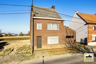 <p><span><span>Alweer VERKOCHT op 1e BEZOEKDAG. Contacteer RANDY REMUE 0479/99.99.90 als u ook op 1 DAG wil verkopen.</span></span></p><p>"ABSOLUTE TOPPER" - Afspraak ENIGE BEZOEKDAG ENKEL telefonisch via Randy Remue op 0479/99. 99. 90, meer info via Facebook "Remue Randy" - LIKE de pagina en blijf op de hoogte van alle nieuwe woningen. De stukken van de woning zijn te consulteren op www.immo-zone.be. Deze uitstekend gelegen te renoveren woning met 3 slaapkamers en tuin vinden we terug te Keiberg 62, Sint-Lievens-Houtem (Letterhoutem). Indeling: Op het gelijkvloers treffen we de inkomhal, de lichtrijke leefruimte met zithoek en eetplaats en met aansluitend de ruimte voor de keuken en aangrenzende bergplaats. Er is tevens een ruimte voorzien voor een bureel of 1e slaapkamer. Op het 1e verdiep treffen we nog 2 slaapkamers. De woning is voorzien van een zolder. Buiten geniet u in de tuin van een prachtig zicht. Dit pand is een ABSOLUTE TOPPER voor starters, gezinnen of investeerders. Gelegen vlakbij winkels, scholen, openbaar vervoer en op 5 km van de autosnelweg. <br />Renovatieplicht van toepassing. P-score: B / G-score: B. VOOR ZEER SNELLE BESLISSERS!! <br />IMMO ZONE RHODELAND RANDY REMUE - 0479/99. 99. 90 </p>