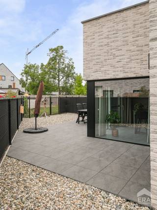 <p>Recent gelijkvloers appartement in Hamont met ruim terras, twee slaapkamers en energiezuinige technieken.</p>
<p>Dit zeer verzorgde appartement uit 2023 combineert hedendaags wooncomfort met een rustige ligging in een groene en landelijke omgeving. De lichtrijke leefruimte sluit mooi aan op het ruim aangelegde terras, ideaal om in alle rust te genieten. Dankzij de zonnepanelen, vloerverwarming en ventilatie woont u hier energiezuinig met EPC-label A. Het appartement beschikt bovendien over een eigen parkeerplaats en praktische berging in de kelder. </p>
<p>Indelingen: zie bijlage</p>
<p>Neem vandaag nog contact op voor een bezoek.</p>
<p>JOUW DROOMAPPARTEMENT. ZO GEVONDEN!</p>