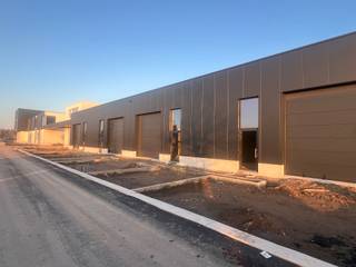 <strong>NIEUWBOUWPROJECT te Genk - 21 KMO-Units aan de Kompellaan</strong><br /><br />Wij zijn verheugd om de lancering van een nieuw project aan te kondigen: 21 moderne KMO-units langsheen de Kompellaan in Genk. Dit complex biedt kleine en middelgrote ondernemingen de perfecte plek om te starten, groeien en te innoveren.<br /><br />AANBOD<br />-21 multifunctionele units variërend in grootte en volledig aanpasbaar aan uw noden<br />-Strategische locatie langs de Kompellaan, dichtbij belangrijke verkeersaders en logistieke hubs<br />-Strakke architectuur en degelijke afwerking<br />-Parkeergelegenheid<br />-Verwachte oplevering: Q2 2025