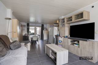 Deze instapklare woning bevindt zich in een doodlopende straat nabij de Gouwelozedijk (wandel- en fietspad) en de hondenloopweide. De Ganzestraat ligt op enkele passen van het Maria Hendrikpark, de oprit van de A10 en op nog geen 3 km van het station en het centrum van Oostende.<br />De huidige eigenaars hebben reeds verschillende vernieuwingen uitgevoerd zoals: nieuwe badkamer geïnstalleerd, centrale verwarming geplaatst, nieuwe veranda-uitbouw, nieuwe vloeren op het gelijkvloers, diverse ramen vernieuwd, zonnepanelen geplaatst (met thuisbatterij van 5kW), waterontharder geplaatst,...<br />De woning is ingedeeld als volgt:<br />- gelijkvloers: inkomhal, gastentoilet, grote woonkamer met open keuken, lichtrijke veranda-uitbouw met voorraadkamer, gezellig terras en zonnige, onderhoudsvriendelijke tuin;<br />- eerste verdieping: nachthal, 2 slaapkamers, badkamer met douche en dubbel lavabomeubel, wasruimte en apart toilet;<br />- tweede verdieping; 2 slaapkamers en zolderruimte.<br />Vanuit de keuken heeft men toegang tot de droge kelder.<br />De woning is bovendien voorzien van rolluiken.<br />Kom zelf de vele troeven van dit huis ontdekken en maak snel je afspraak!