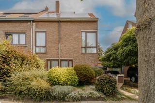 <p>In een autoluwe straat in Borsbeek bevindt zich deze bijzondere architecturale woning, ontworpen door de gerenommeerde Belgische architect Hugo Lejon, leerling van Renaat Braem.</p><p><br /></p><p>Bij het binnenkomen verwelkomt de inkomhal u met directe toegang tot drie slaapkamers en de badkamer. Van hieruit bereikt u eveneens de garage, de tuin, het terras op het gelijkvloers en de volledig onderkelderde kruipkelder.</p><p><br /></p><p>De woning biedt een uitzonderlijke combinatie van rust, groen en architectuur. Achter de tuin ligt het Floris Primspark, waardoor u hier geniet van een aangename en groene omgeving.</p><p>Op de eerste verdieping bevinden zich de keuken met toegang tot het dakterras, het salon, de ouderlijke slaapkamer, een tweede badkamer en de eetplaats.</p><p><br /></p><p>De tweede verdieping werd ingericht als duplex en biedt vandaag ruimte voor een bijkomend salon en een thuiskantoor.</p><p><br /></p><p>Ook op vlak van comfort is de woning voorzien van de nodige troeven: elk verdiep beschikt over airconditioning.</p><p><br /></p><p><strong>Extra troeven:</strong></p><ul><li>Autoluwe straat</li><li>Directe aansluiting op het Floris Primspark</li><li>Vlotte bereikbaarheid</li><li>EPC-label C</li><li>Zonnepanelen</li></ul>
