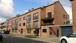 Dit verzorgd en instapklaar gelijkvloers appartement is gunstig gelegen in Lokeren en combineert comfort met een praktische indeling.Bij het betreden...