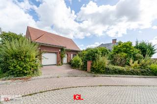 IGL stelt u graag deze charmante villa voor, gelegen in een rustige doodlopende straat te Itterbeek.De woning verwelkomt u via een inkomhal die...