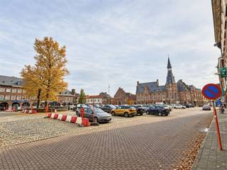 Op de meest centrale locatie aan de Markt in Schoten bevindt zich deze ruime en veelzijdige kantoorruimte van 514 m². Het pand combineert een representatieve uitstraling met een praktische indeling en biedt tal van mogelijkheden voor bedrijven die op zoek zijn naar een professionele werkomgeving.Bij het binnenkomen verwelkomt een ruime inkomhal bezoekers en medewerkers. Deze is afgescheiden van de achterliggende onthaalruimte, waar een lange ontvangstbalie plaats biedt aan meerdere medewerkers. Verder beschikt het gelijkvloers over verschillende afzonderlijke kantoren en een vergaderzaal, ideaal voor zowel individueel werk als overleg met klanten en collega's.Op de eerste verdieping bevindt zich een bijkomende, afzonderlijke vergaderruimte die zich uitstekend leent voor brainstormsessies, teamoverleg of vergaderingen in alle rust. De tweede verdieping beschikt over een keuken.Daarnaast biedt het pand een bijzonder ruime, nette en droge kelder, ideaal als archief of extra opslagruimte. De aanwezige zonnepanelen op het dak vormen een bijkomende troef.Rechtstreeks te huur van de eigenaar, zonder tussenkomst van een vastgoedmakelaar.