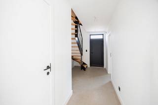 Voor verdere info of een vrijblijvende waardebepaling van uw eigendom: nessim@homixx.be of 03 653 11 96.<br /><br />In deze prachtige, energiezuinige nieuwbouwwoning geniet u van hedendaags wooncomfort, modern gebruik van ruimte en een hoogwaardige afwerking. Deze kwalitatieve halfopen bebouwing combineert een doordachte indeling met uitstekende energieprestaties, wat zich vertaalt in een gunstige EPC-score A. <br /><br />Bij het betreden van de woning komt u via de inkomhal met gastentoilet terecht in de lichtrijke, open leefruimte. De volledig geïnstalleerde open keuken sluit naadloos aan op de eet- en zithoek, waardoor er een aangenaam binnen-buitengevoel ontstaat met een direct uitzicht op de tuin, het terras en de prachtige weilanden. <br /><br />Op de eerste verdieping bevinden zich drie volwaardige slaapkamers en een stijlvolle badkamer voorzien van een comfortabele inloopdouche. Daarnaast beschikt de woning over een tweede apart toilet. Via een vaste trap heeft u toegang tot de volledig geïsoleerde zolder, die tal van mogelijkheden biedt voor extra opbergruimte of verdere inrichting.<br /><br />Buiten kan u in alle rust ontspannen in de tuin met een gezellig terras. Ook aan praktische parkeergelegenheid is gedacht, dankzij de aanwezige buitenparking voor de woning. <br /><br />Een ideale instapklare thuis voor wie op zoek is naar duurzaamheid, comfort en kwaliteit!