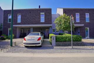 Ontdek deze recente en instapklare woning waar comfort, ruimte en praktische indeling perfect samenkomen. Via de inkomhal betreedt u de woning en komt u terecht in de open keuken, die volledig is uitgerust met alle nodige toestellen. Aansluitend bevindt zich de lichtrijke leefruimte met een aangenaam zicht op de tuin, waardoor binnen en buiten mooi in elkaar overvloeien.<br />De tuin vormt een plek om te ontspannen en beschikt over een gezellige zithoek. Er bevindt zich bovendien een praktisch tuinhuis waar u al uw tuinmateriaal, fietsen en andere spullen kunt opbergen. De aanwezigheid van een achteruitgang zorgt voor extra gebruiksgemak.<br />Op de eerste verdieping vindt u drie ruime slaapkamers en een comfortabele badkamer met voldoende plaats voor het hele gezin. Via een vaste trap bereikt u de volledig afgewerkte zolderverdieping, een bijzonder ruime extra ruimte die perfect kan dienen als hobbykamer, bureau, speelruimte of extra slaapkamer.<br />Ook aan praktisch comfort werd gedacht: alle ramen zijn voorzien van rolluiken en er is een regenwaterput van 5.000 liter aanwezig. Vooraan de woning beschikt u over een ruime oprit met plaats voor twee wagens.<br />Referentie: 5692
