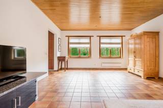 <p><span>RUIME HALFOPEN WONING MET 4 À 5 SLAAPKAMERS, GARAGE EN ZONNIGE TUIN</span></p><p><span>Op zoek naar ruimte, een mooie tuin én een rustige ligging? Deze verrassend ruime halfopen woning van ca. </span><span>184 m²</span><span> in Oostakker combineert het allemaal!</span></p><p><span>De woning is rustig gelegen nabij groen, winkels en voorzieningen en beschikt over een </span><span>zuidoostgerichte tuin met gezellig terras</span><span>.</span></p><p><span>Op het gelijkvloers vind je een inkomhal, een aangename leefruimte met salon en eetplaats, een volledig geïnstalleerde keuken met prachtig zicht op de tuin, een praktische berging, gastentoilet, </span></p><p><span>badkamer met dubbele lavabo, douche en toilet én een slaapkamer met tuinzicht.</span></p><p><span>De eerste verdieping telt </span><span>2 ruime slaapkamers</span><span>, waarvan één met dressing, een bureau en een praktische overloop. Op de bovenste verdieping bevinden zich nog </span><span>2 ingerichte kamers</span><span> en een extra zolderruimte, ideaal als bureau, hobbyruimte of berging.</span></p><p><span>Ook buiten ontbreekt het niet aan praktische ruimte: achteraan bevindt zich een </span><span>garagebox</span><span>, bereikbaar via de zijtuinstrook, evenals een fietsenstalling en tuinberging.</span></p><p><span>Extra troeven:</span><span> ca. 184 m² bewoonbare oppervlakte, 4 à 5 slaapkamers, zuidoostgerichte tuin, garagebox, veel bergruimte en een rustige ligging in Oostakker.</span></p><p><span>De woning is momenteel verhuurd voor 1.374 euro/maand.</span></p><p><span>Een ruime woning met tal van mogelijkheden en een heerlijke tuin.</span></p>