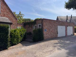 <p>BEZOEKWEEKEND 15-16 augustus op afspraak! bel 09 279 11 22 of info@centeroffice.be<br />Dit prachtige huis aan de Nijverheidsstraat in Dikkelvenne nodigt u uit om de perfecte balans tussen comfort en functionaliteit te ervaren. Met een mooie bruikbare vloeroppervlakte oppervlakte van 185 vierkante meter en een perceel van 463 vierkante meter, biedt deze woning voldoende ruimte voor een gezin om zich te vestigen en te genieten van het leven. Bijkomende heeft het huis ook een aparte praktijk ruimte met zijn eigen ingang. Gebouwd in 2002 en opgefrist in 2022-2025 (nieuwe ketel, airco, ingemaakte kasten, douche en badkamer, living, waterverzachter) beschikt het huis over moderne voorzieningen die bijdragen aan een eigentijdse levensstijl. </p>
<p>De indeling van de woning is zorgvuldig ontworpen, een ruime inkomhal met links een bureel, en rechts een gasten toilet, berging die aansluit aan de keuken en de leefruimte bestaande uit zithoek en eetplaats. Op de eerste verdieping bevinden zicht dan 3 slaapkamers en 2 badkamers. Op de bovenste verdieping is er ook airco voorzien. Bijkomende heeft u nog een zolderberging. Rechts van de woning heeft u dan het bijgebouw dat momenteel ingericht is als muziek studio. voorzien van eigen keuken, mogelijkheid tot badkamer en kan dus omgevormd worden als extra studio. De buitenberging is ideaal voor het stallen van uw fietsen. Dit huis combineert esthetiek met functionaliteit en creëert zo een warme thuisbasis voor wie op zoek is naar een rustige plek met voldoende ruimte voor alledaags leven en ontspanning. Bouw vergund, Woongebied, </p>