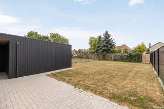 NIEUWBOUWPROJECT 'T VELD – MODERN WONEN OP EEN PRACHTIGE LOCATIE 

Te koop: Luxe nieuwbouwwoning in Viersel

Welkom in 'T VELD, hét nieuwe woonproject op een werkelijk prachtige locatie.
Hier woon je in een oase van rust met alle voorzieningen binnen handbereik.

Luxueuze BEN-woning te koop met een hoogwaardige afwerking.
Deze lichtrijke halfopen bebouwing is gelegen in een oase van rust op een absolute toplocatie!
De woning is volledig afgewerkt en onmiddellijk beschikbaar bij akte.

Kenmerken:

•	Prachtige BEN-woning
•	Klassieke architectuur met hoogwaardige afwerking
•	3 slaapkamers + afgewerkte zolder met mogelijkheid tot 2 extra slaapkamers, badkamer, extra ruime berging, prachtige tuin en 
        privé parkeerplaats onder luxe-carport met groot tuinhuis
•	Zonnepanelen en warmtepomp
•	Oppervlakte: 371 m²
•	Bewoonbare oppervlakte: 195 m²
•	Zuid tuin
•	Locatie: Salvialaan 36, 2240 Viersel

Een droomplek om te wonen!

De woning is gelegen dichtbij de toegang tot E313 (Massenhoven) en E34 (Oelegem)

Financiële informatie

Prijs € 539.511
  - Grond € 168.160
  - Constructie € 371.350
Kosten € 98.163
  - Registratierechten € 20.179
  - BTW € 77.984
Totaal excl. notariskosten € 637.674

Mis deze kans niet!
Contacteer ons vandaag nog en ontvang als eerste informatie over deze prachtige woning.

Contact: 03-320.26.50 - info@century21vyta.be