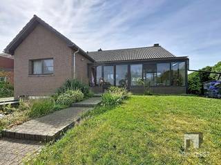 <p><span>Charmante gelijkvloerse woning met prachtige tuin en zicht op groen in Deurne bij Diest</span></p><p><span> </span></p><p><span>Welkom in deze piekfijn onderhouden gelijkvloerse woning in het rustige Deurne bij Diest. Deze charmante woning is gelegen op een mooi perceel van 14a 67ca en biedt een bewoonbare oppervlakte van 136 m². Hier geniet u van ruimte, licht, privacy en een prachtig groen uitzicht.</span></p><p><span>Bij het binnenkomen valt meteen de aangename leefruimte op. De woonkamer baadt in het natuurlijke licht dankzij de grote ramen en krijgt extra karakter door het warme lichthouten plafond. In de winter zorgt de gezellige houtkachel voor extra sfeer, terwijl de woning verder verwarmd wordt op gas. Aansluitend aan de leefruimte bevindt zich de ruime veranda met schuifraam. Dit is zonder twijfel één van de mooiste plekjes van de woning: een heerlijke ruimte om te genieten van uw ochtendkoffie, een goed boek of gewoon het zicht op de grote tuin en de achterliggende groene omgeving. De open keuken is praktisch ingericht en voorzien van alle comfort. Van hieruit heeft u een vlotte verbinding met zowel de eetkamer als de veranda en de kamers.</span></p><p><span>De woning beschikt over 3 slaapkamers. De eerste slaapkamer is een ruime masterbedroom, terwijl de tweede en derde slaapkamer compacter zijn maar perfect dienst kunnen doen als kinderkamer, logeerkamer, bureau of hobbyruimte. Daarnaast is er een ruime berging, die ook kan dienen als wasplaats. De badkamer is uitgerust met een ligbad, douche en toilet. Een extra troef is de ondergrondse garage, die rechtstreeks toegang geeft tot de keuken. Bovendien zijn er deels kruipkelders aanwezig, wat zorgt voor heel wat extra opbergruimte. Ook de zolder biedt mogelijkheden om verder in te richten. Buiten geniet u van een grote, groene tuin die omzoomd wordt door hagen en bomen. Dit zorgt voor een heerlijk gevoel van rust en privacy. Een ideale plek voor wie houdt van het buitenleven, zonder in te boeten aan bereikbaarheid.</span></p><p><span>De woning is beschikbaar om te bewonen vanaf augustus 2027.</span></p><p><span>Troeven van deze woning</span></p><p><span>* Gelijkvloerse woning: comfortabel wonen zonder trappen: ideaal voor wie levenslang wil wonen</span></p><p><span>* EPC-label C: geen renovatieplicht</span></p><p><span>* Prachtige tuin met veel privacy</span></p><p><span>* Veranda met zicht op groen</span></p><p><span>* Gezellige leefruimte met veel lichtinval</span></p><p><span>* Houtkachel én verwarming op gas</span></p><p><span>* Open keuken met verbinding naar eetkamer en veranda</span></p><p><span>* 3 slaapkamers</span></p><p><span>* Rolluiken aan de masterbedroom</span></p><p><span>* Ondergrondse garage met rechtstreekse toegang tot de woning</span></p><p><span>* Extra opbergruimte dankzij deels kruipkelders</span></p><p><span>* Rustige ligging in Deurne bij Diest</span></p><p><span>* Zolder mogelijk in te richten </span></p><p><span>Bent u op zoek naar een goed onderhouden gelijkvloerse woning met ruimte, rust en een mooie tuin? Dan is deze woning zeker een bezoek waard. Wij leiden u graag persoonlijk en met de glimlach rond.</span></p><p><span>Bel naar 013 31 25 22 of mail naar wendy@immodiest voor meer informatie of een bezoek.</span></p>