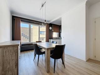 Dit appartement is voorzien van een leefruimte, keuken, 2 slaapkamers, badkamer en een terras.Tweede verdieping: - inkomhal- leefruimte met...