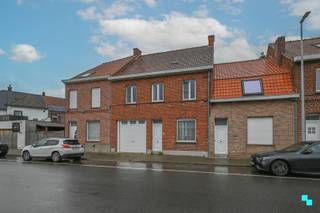 Te renoveren ééngezinswoning met vier slaapkamers, garage en vrij veel stockagemogelijkheden. De gesloten bebouwing is gelegen op een...