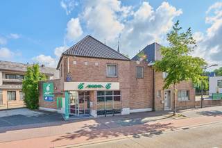 Gelijkvloerse kantoorruimte van 220m² aan de Kamperbaan, de verbindingsweg tussen Hechtel en Leopoldsburg. Op dit moment is de ruimte nog ingericht als bankkantoor maar deze kan in overleg met de nieuwe huurder door de eigenaar aangepakt worden. Het pand beschikt over privatieve parkeerplaatsen en publieke parkeerplaatsen naast de weg. De buitenzijde van het pand zal eerstdaags grondig aangepakt worden.<br /><br />KENMERKEN KANTOREN:<br />- oppervlakte: 220m² (indien beschikbaar is de ruimte nog uit te breiden met de bovenverdieping)<br />- verwarming op gas<br /><br />TROEVEN:<br />- zichtlocatie langs drukke baan<br /><br />Wg – Vg – Gmo – Gvkr – Gvv<br /><br />Meer info: 011/399050 of info@jansenrealestate.be