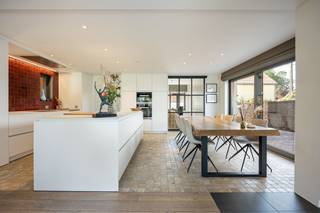 <p><strong>Instapklare, hoogwaardig afgewerkte woning met 4 slaapkamers op een perceel van 1.565 m² in Poederlee. EPC A-label (13 kWh/m²)<br /><br />Ligging:</strong> De woning is rustig gelegen nabij het centrum van Poederlee, met winkels, scholen en openbaar vervoer in de directe omgeving. Dankzij de vlotte verbinding naar omliggende gemeenten en de nabijheid van de E34 geniet je van een goede bereikbaarheid.</p>
<p><strong>Indeling:</strong> Inkomhal, bureau, keuken, leefruimte, 2 badkamers, toilet, 4 slaapkamers, afgewerkte zolder en tuin</p>
<p><strong>Beschrijving:</strong> Via de inkomhal met gastentoilet bereikt u de ruime leefruimte met aansluitend een bureel. De open, volledig uitgeruste keuken sluit aan op de eetruimte. De woonkamer met haard en grote schuiframen geniet van veel natuurlijke lichtinval en biedt zicht op de tuin. Op het gelijkvloers bevinden zich verder een praktische wasruimte met ingebouwde kasten en een badkamer met inloopdouche. De verdieping omvat drie slaapkamers, een apart toilet en een tweede badkamer met inloopdouche, aansluitend op de hoofdslaapkamer met dressing. De slaapkamers zijn uitgerust met ingemaakte kasten en een lavabomeubel. Via een vaste trap bereik je de afgewerkte zolder, ingericht als vierde slaapkamer. De tuin beschikt over een terras en een aangelegde vijver. Het tweedelige bijgebouw kan dienen als hobbyruimte of garage. Daarnaast is er een overdekte autostaanplaats voor twee wagens. De aanwezige zonnepanelen dragen bij aan een energiezuinige woning.<br /><br />Extra troeven van deze woning:<br />- Zonnepanelen<br />- <span>EPC-Label A (13 kWh/m²)<br />- Instapklaar<br />- Airco<br /><br />Kortom, een duurzame woning afgewerkt met kwalitatieve materialen en een hoogwaardige afwerking, gelegen in een rustige en aangename omgeving.<br /><br /></span><span><strong>Bijzondere informatieplicht:</strong> in aanvraag.<br /></span></p>