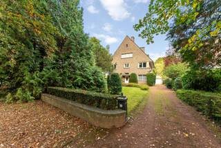 Villa majestueuse et pleine de caractère à proximité de l'abbaye de Tongerlo. La maison a été construite en 1933 par l'architecte Jan Lauwers dans...