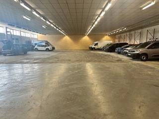 Instapklaar magazijn met kantoorruimte naast de R0, op 400m van de op en afrit 11 Groot-Bijgaarden. Het magazijn heeft een oppervlakte van 964 m²...