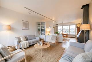 In een rustige woonstraat in Hoevenen bevindt zich deze goed onderhouden bel-etagewoning met drie slaapkamers, een ruime garage en een aangename tuin.De woning werd gebouwd in 1974 en biedt een solide basis met vernieuwde ramen, een dak conform de huidige isolatienormen en zonnepanelen. Binnenin geniet je van ruime volumes en veel lichtinval. Keuken en badkamer zijn functioneel, maar vragen een update — een mooie kans om deze naar eigen smaak te vernieuwen.Op het gelijkvloers bevindt zich een zeer ruime inpandige garage, momenteel één open ruimte met tal van mogelijkheden, evenals directe toegang tot de tuin met tuinhuis.De eerste verdieping omvat een lichtrijke leefruimte met houtkachel, een aparte keuken en toegang tot het ruime terras met zicht op de tuin. Verder is er een gastentoilet aanwezig.Op de tweede verdieping bevinden zich drie slaapkamers, waarvan twee ruim, en een compacte badkamer.Gelegen op een praktische locatie met vlotte verbinding naar Antwerpen, winkels, scholen en openbaar vervoer in de nabije omgeving.