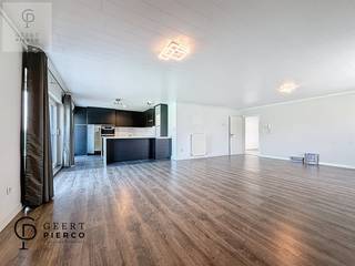 Dit ruim appartement gelegen boven een handelszaak moet je zeker gezien hebben.De zee van ruimte die je hier gaat ontdekken is ongezien. Het...