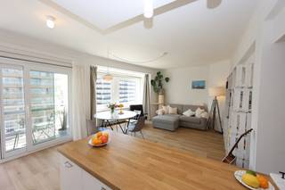 In een gebouw gelegen op de Zeedijk bevindt zich dit volledig vernieuwde 1-slaapkamer appartement, ideaal als vaste woonst, tweede verblijf of investering aan zee.<br />Het pand die gelegen is op een 4de verdieping werd recent vernieuwd en biedt comfortabel wonen op een toplocatie aan zee.<br />Via de inkomhal betreedt u de lichtrijke woonkamer met eetruimte, dankzij het schuifraam geniet u van overvloedig daglicht en directe toegang tot het zonnige terras – ideaal om buiten te ontspannen.<br />De open keuken is smaakvol ingericht en uitgerust met de nodige elektrische toestellen, ideaal voor wie graag kookt in een moderne setting.<br />Verder beschikt het appartement over een slaapkamer met balkon aansluitend terras en een vernieuwde badkamer met regendouche en toilet.<br />Kortom, een instapklaar appartement op een topligging nabij aan het strand en met alle voorzieningen.<br /><br /><strong>Troeven:</strong>
<ul>
	<li><span>Ingang via Zeedijk</span></li>
	<li><span>Volledig vernieuwd in 2024</span></li>
	<li><span>Lichtrijke leefruimte</span></li>
	<li><span>Zonnige terrassen</span></li>
	<li><span>Op wandelafstand van strand, winkels en openbaar vervoer</span></li>
	<li><span>Ramen en elektriciteit werden volledig vernieuwd.</span></li>
	<li><span>Gratis parking aan de overzijde van het gebouw</span></li>
</ul>
<br />Het gebouw is vrij van grote kosten.<br />Het appartement scoort uitstekend op vlak van energie: EPC=> 128 kWh/m²<br /><br />Wenst u snel in dit moderne appartement met zonnig terras te komen wonen, neem dan contact op via telefoon op 059/707.966 of via e-mail naar nicolas@jolieinvest.be<br /> 