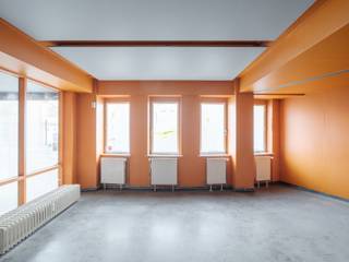 Kantoorruimte met groot volume op wandelatsand van het station Gent-Sint-Pieters<br /><br />De op te frissen multifunctionele ruimte spreekt aan door zijn <strong>bruikbare vloeroppervlakte van 385m<sup>2</sup></strong>. Het pand beschikt over een <strong>zeer goede bereikbaarheid met de wagen en het openbaar vervoer</strong>. Ideaal gelegen voor bedrijven die specifiek op zoek zijn naar <strong>de nabijheid van het station Gent-Sint-Pieters</strong>.<br /><br />De gelijkvloerse ruimte beschikt over <strong>een open indeling</strong> en kan mits enkele gerichte ingrepen <strong>snel worden opgefrist naar eigen smaak en indeling</strong>. De laatste jaren onderging het gebouw <strong>een doorgedreven renovatie van de volledige buitenschil</strong> waarvan de werken nu achter de rug zijn. Extra troeven zijn de inbegrepen <strong>extra opslagruimte</strong> op de eerste verdieping en de <strong>mogelijkheid tot het bijkopen van 3 staanplaatsen</strong>.<br /><br /><strong>Samengevat, een interessante opportuniteit door zijn volume, ligging en mogelijkheden</strong>